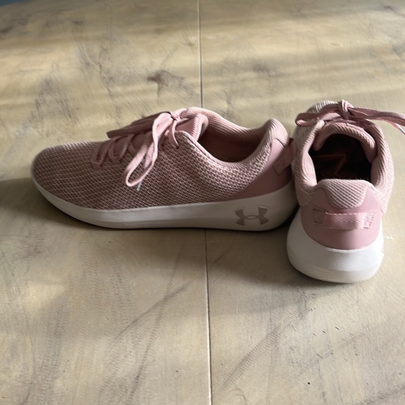 Womens Under Armour Pink Ripple MTL Sneakers Size 9 - Picture 4 of 6